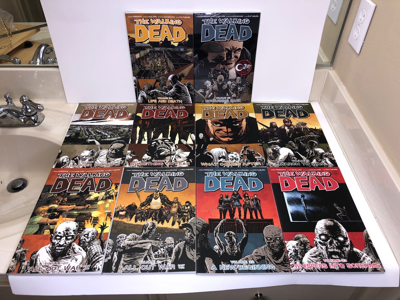 THE WALKING DEAD - VOLUMES 16-25 - GRAPHIC NOVEL