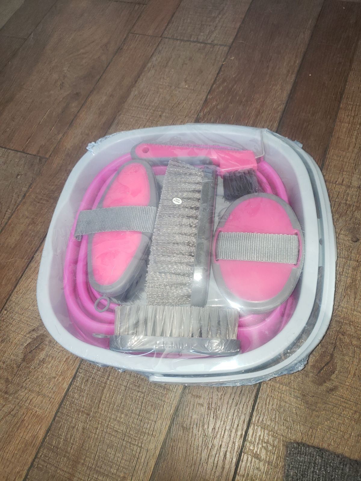 Grooming kit with bucket