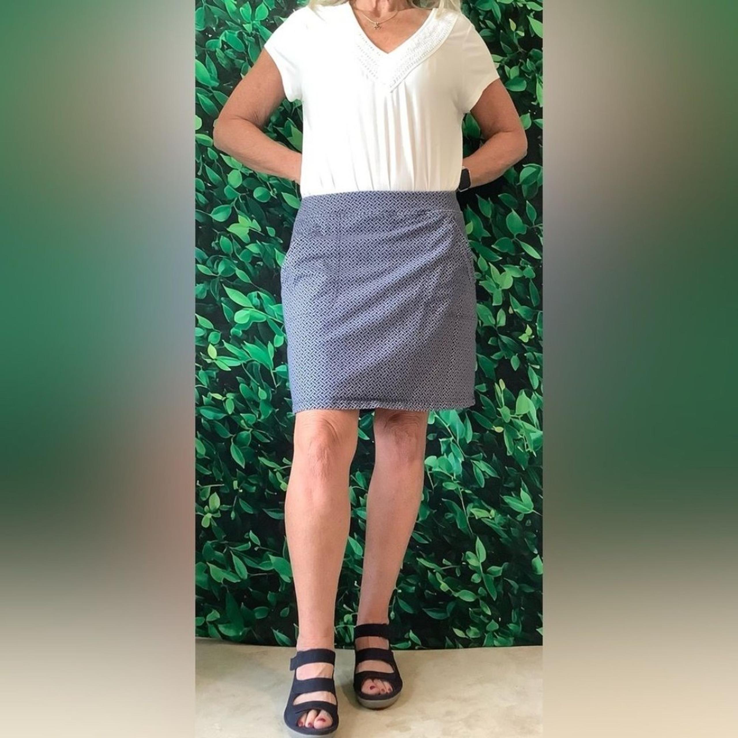 Talbots Navy & White Geometric Skort – Size Medium