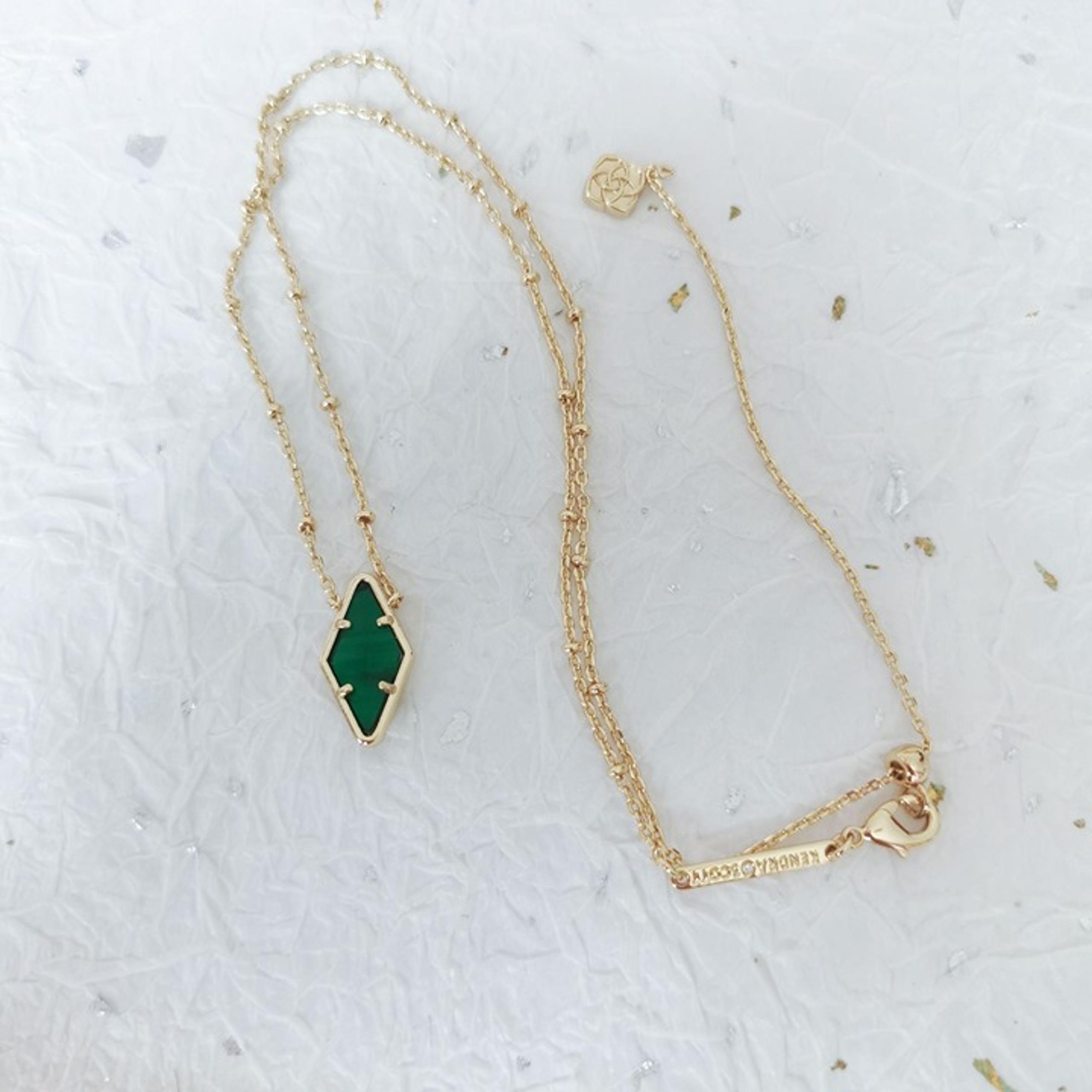 Kendra Scott Kinsley • Gold Kelly Green Short Necklace