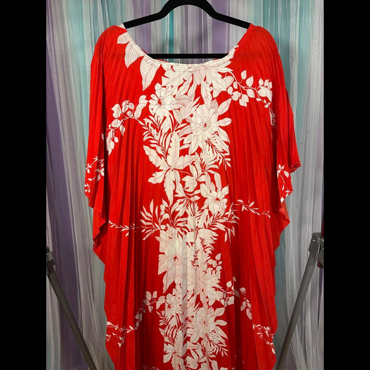 Vintage Sand Pebble of Hawaii pleated kaftan with Hawaiian print