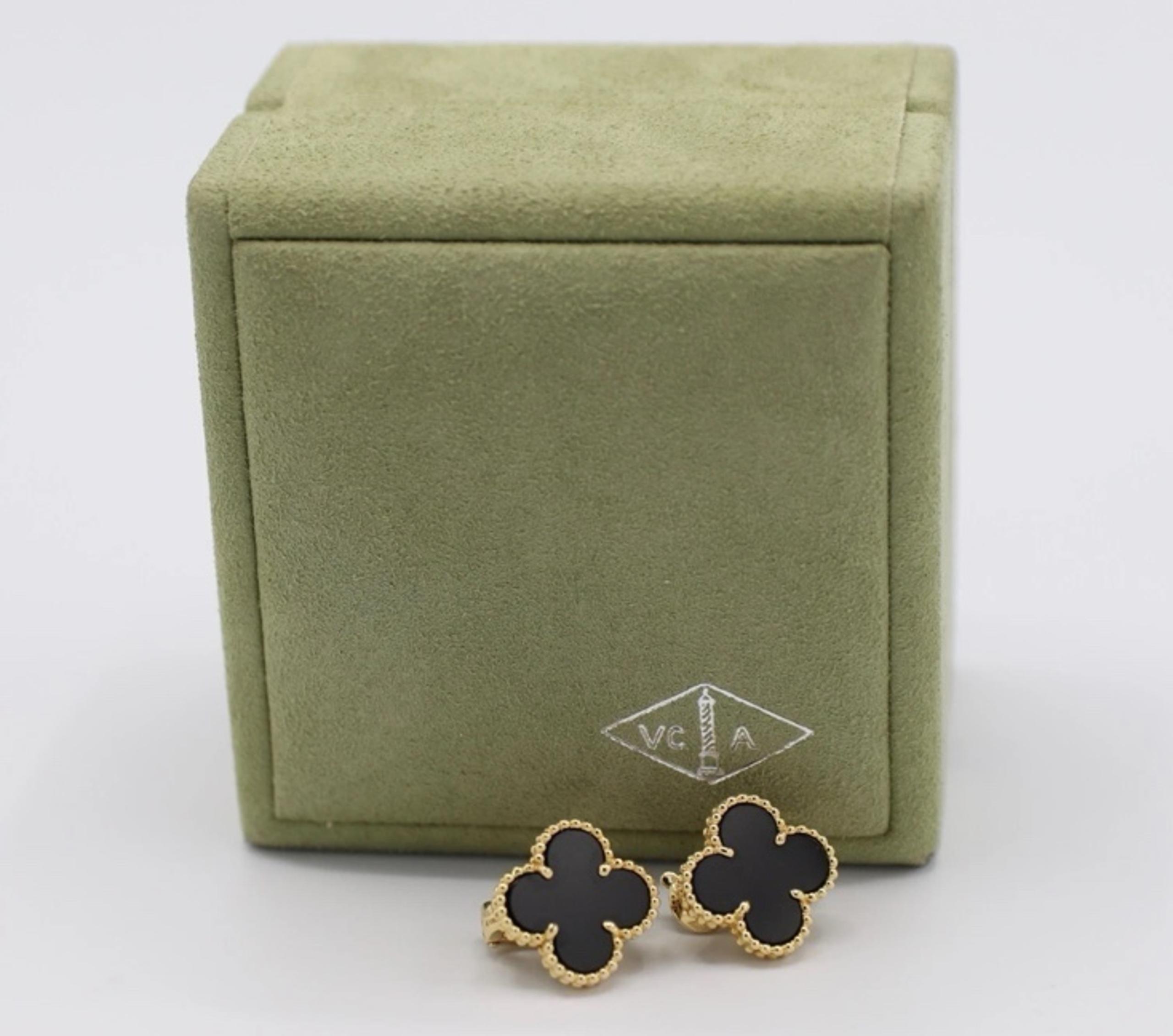 Van Cleef & Aprels Vintage Alhambra earrings
18K yellow gold, Onyx