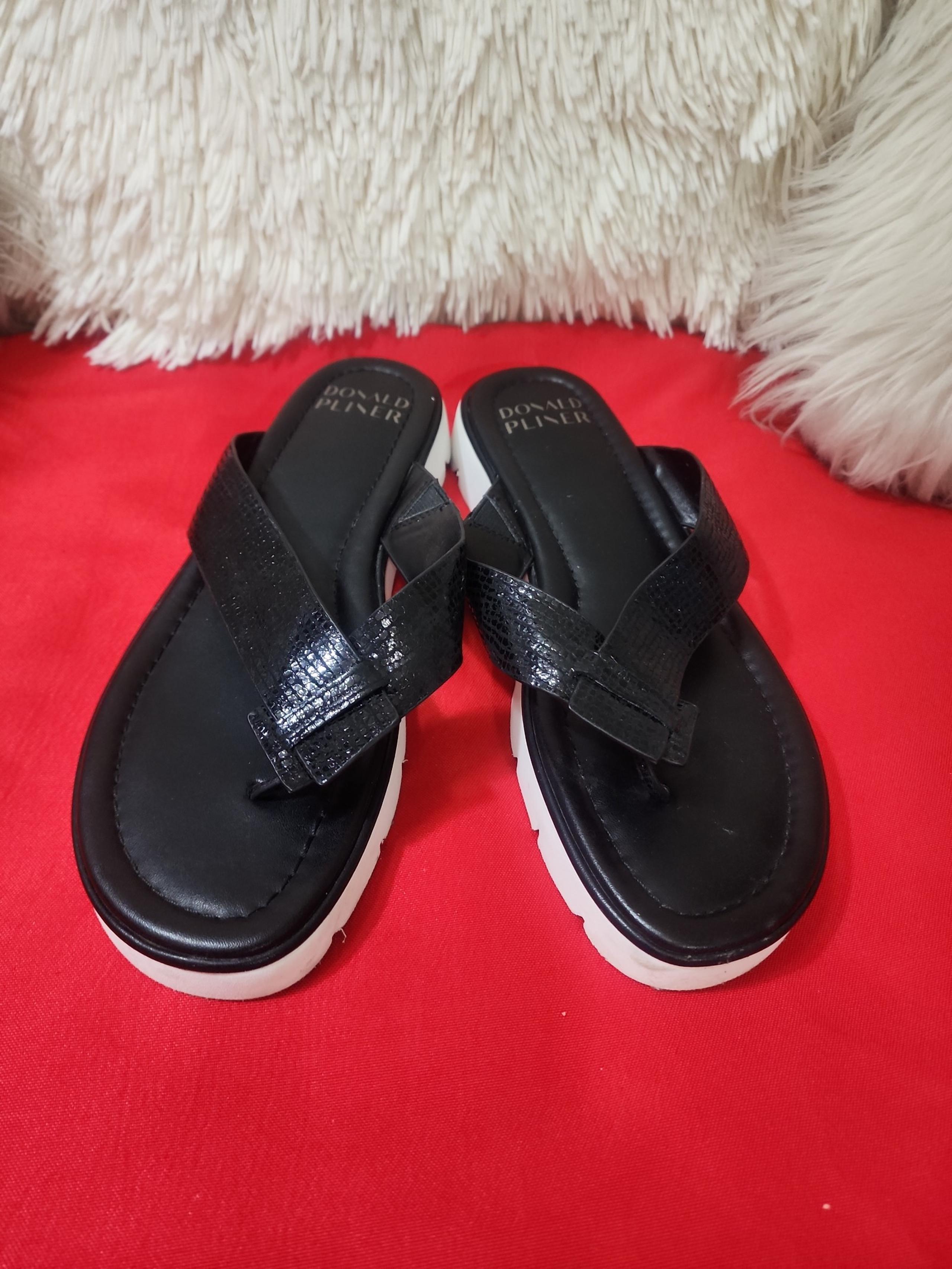 DONALD J PLINER LYNNIE SANDALS