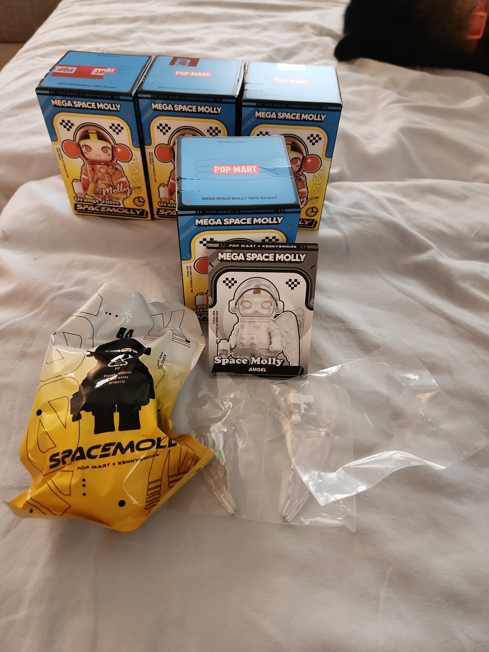 MEGA SPACE MOLLY 100% Series 4 Angel (Super-Secret)