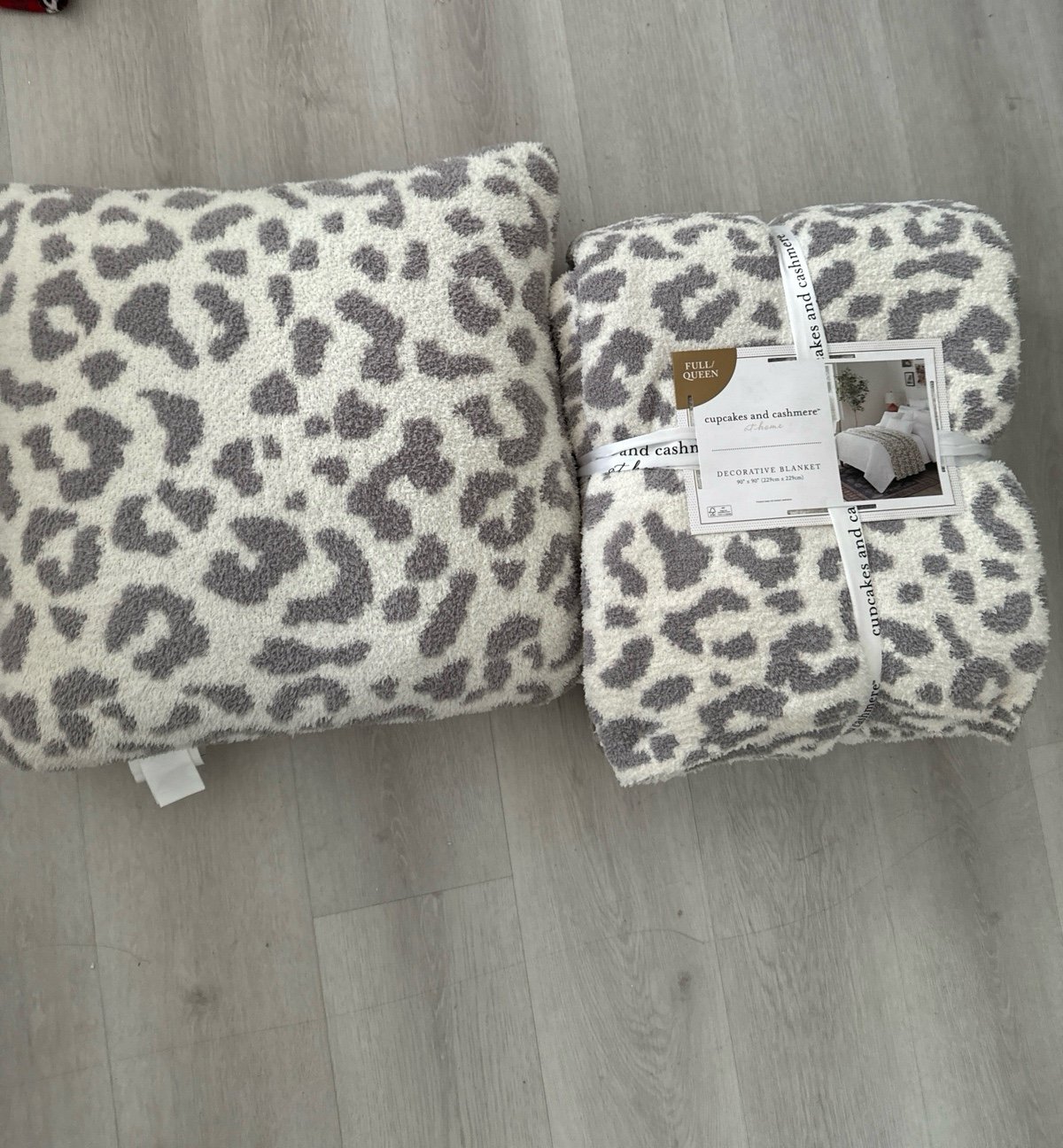 Cupcakes and cashmere blanket pillow set