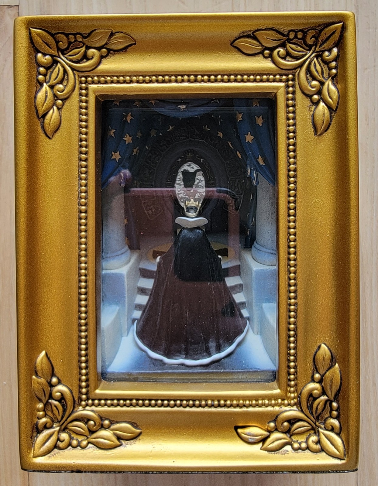 Disney: Snow White - Evil Queen at the Mirror (Gallery of Light) by Olszewski