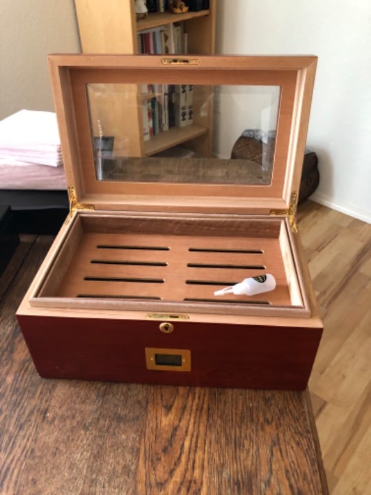 Cigar humidor