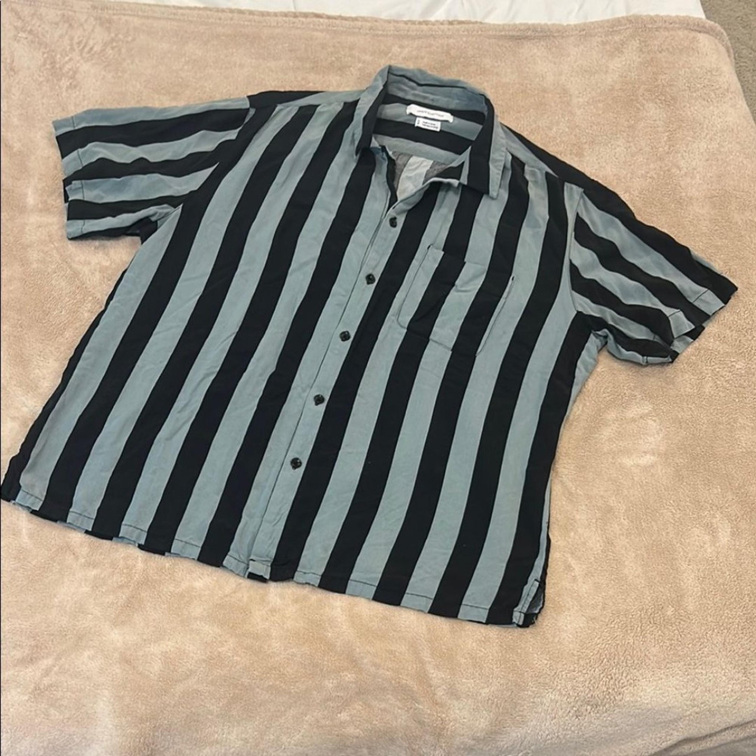 Urban Outfitters Men's Striped Black & Gray Short Sleeves Button Up Shirt Large