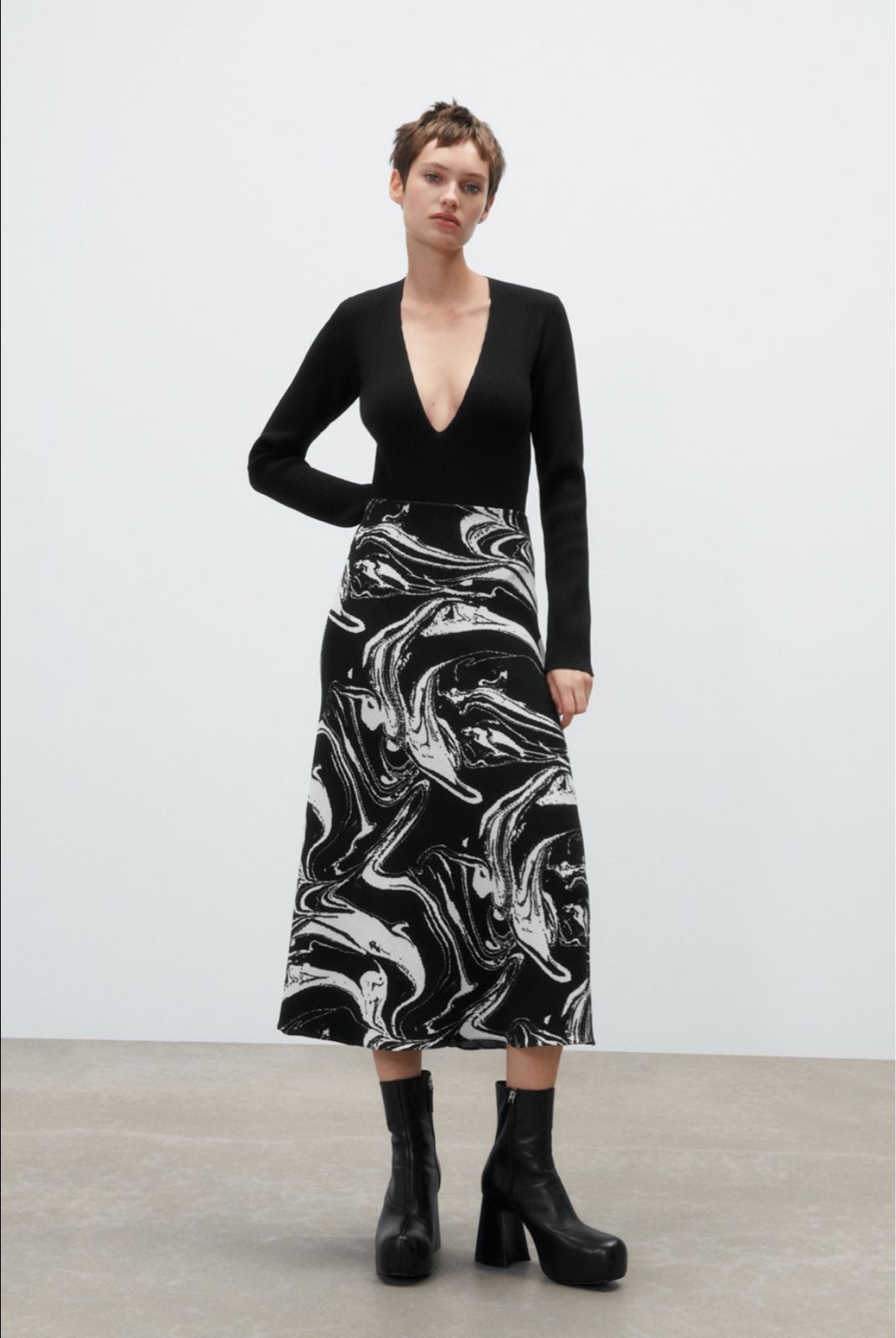 Zara Blk/Wht Printed Midi Skirt (M)