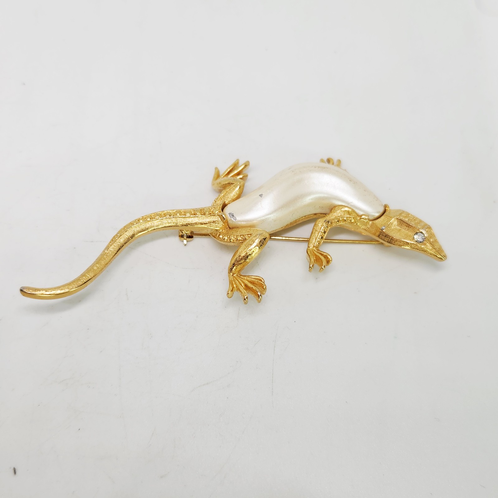 VTG Trifari Lizard Brooch Gold Tone Pearl Jelly Belly Body Rhinestone Eye Pin