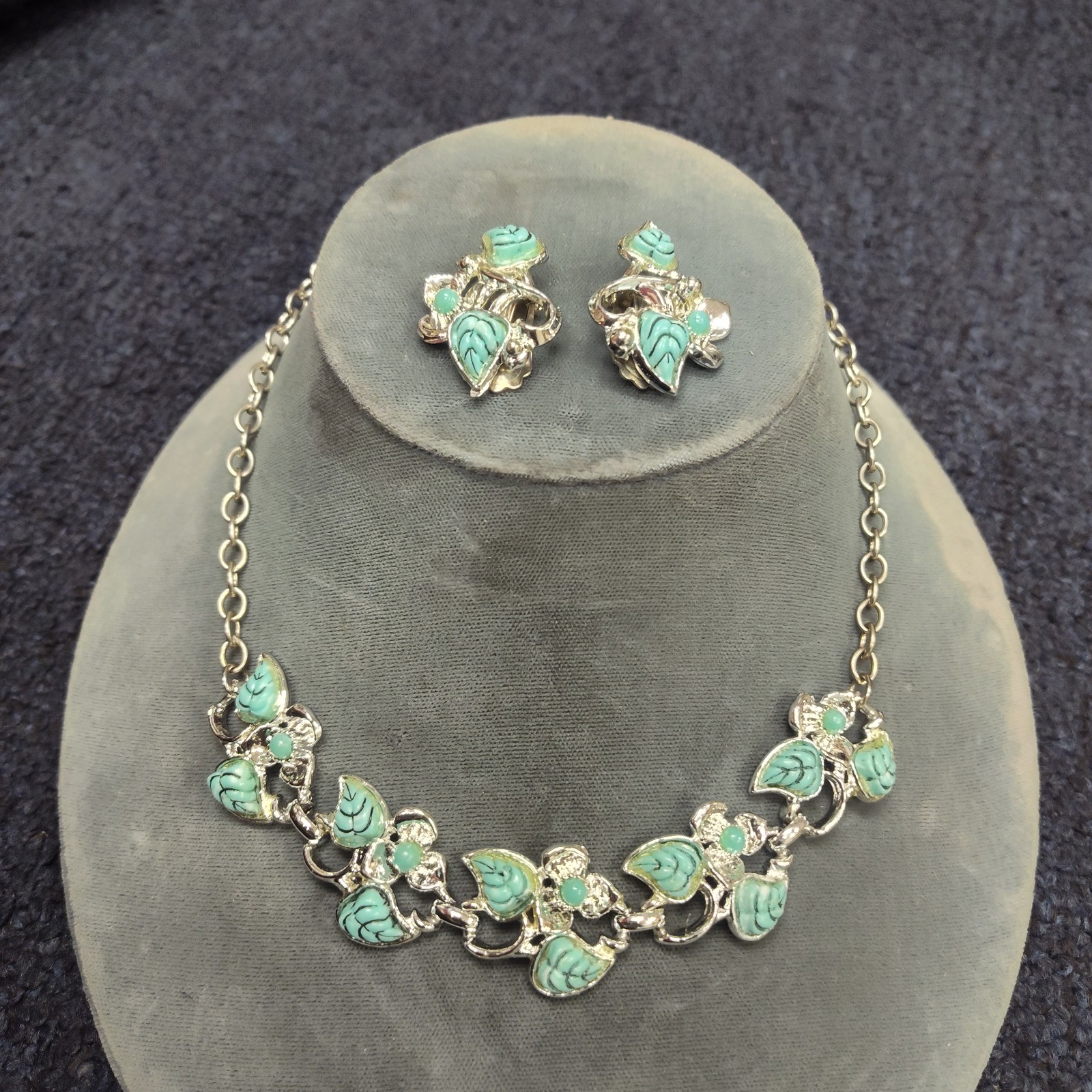 Turquoise choker collar necklace with matching clip on earrings