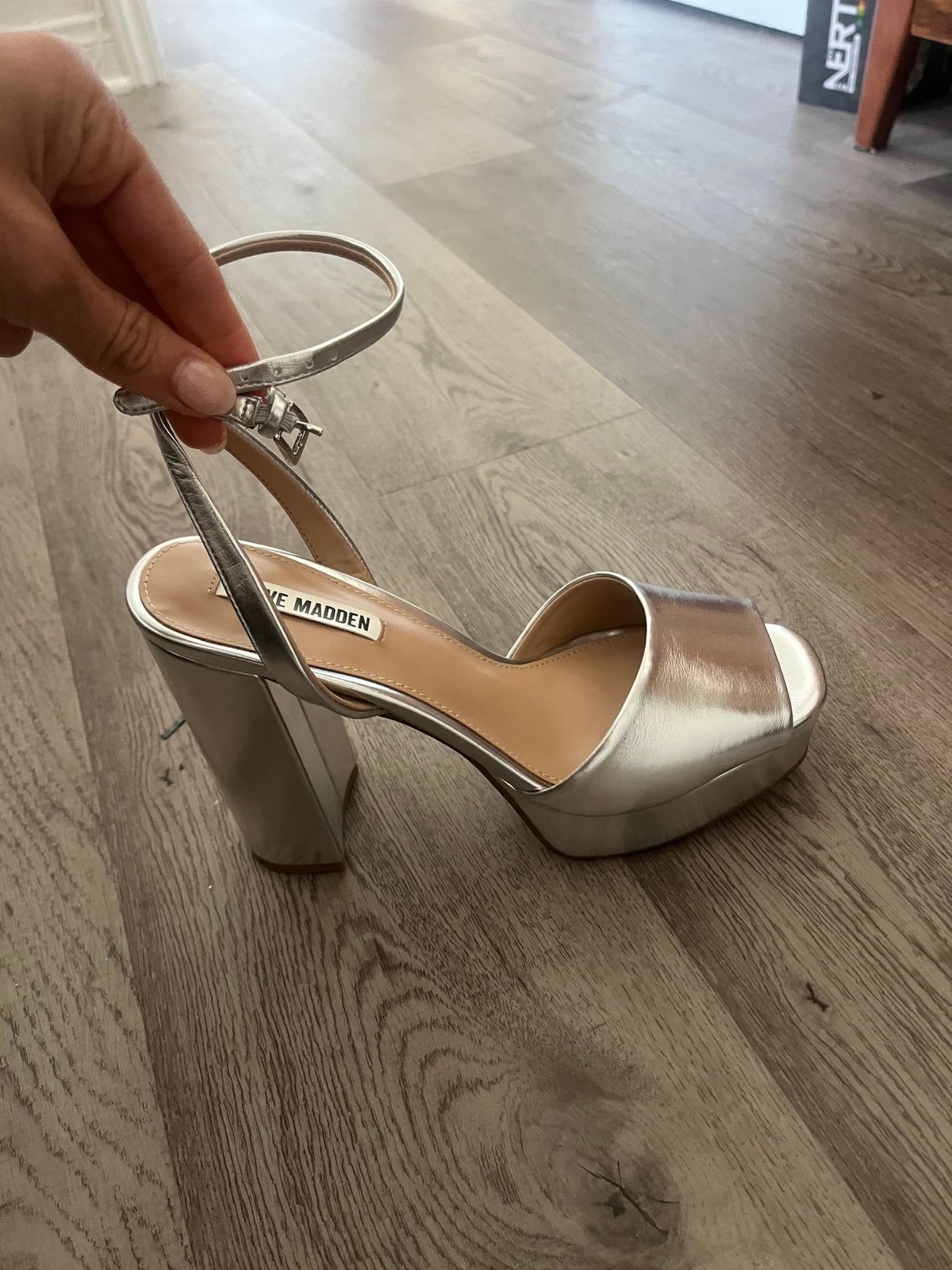 Lourdes Steve Madden platform silver pumps! Size 9.