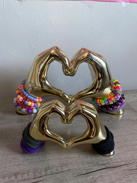2Pcs Golden Heart Hands Statue - Love Finger Sculptures for Modern Aesthetic