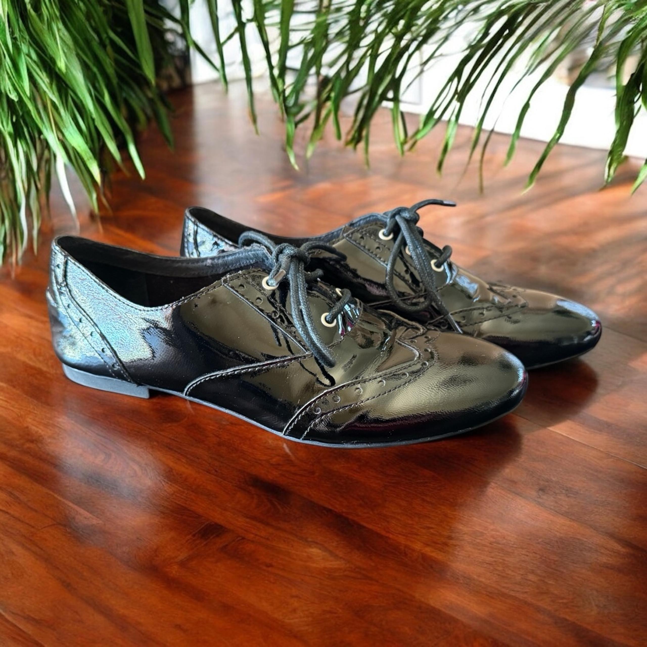 BORN Patent Leather Oxfords Shoes - Size 7.5