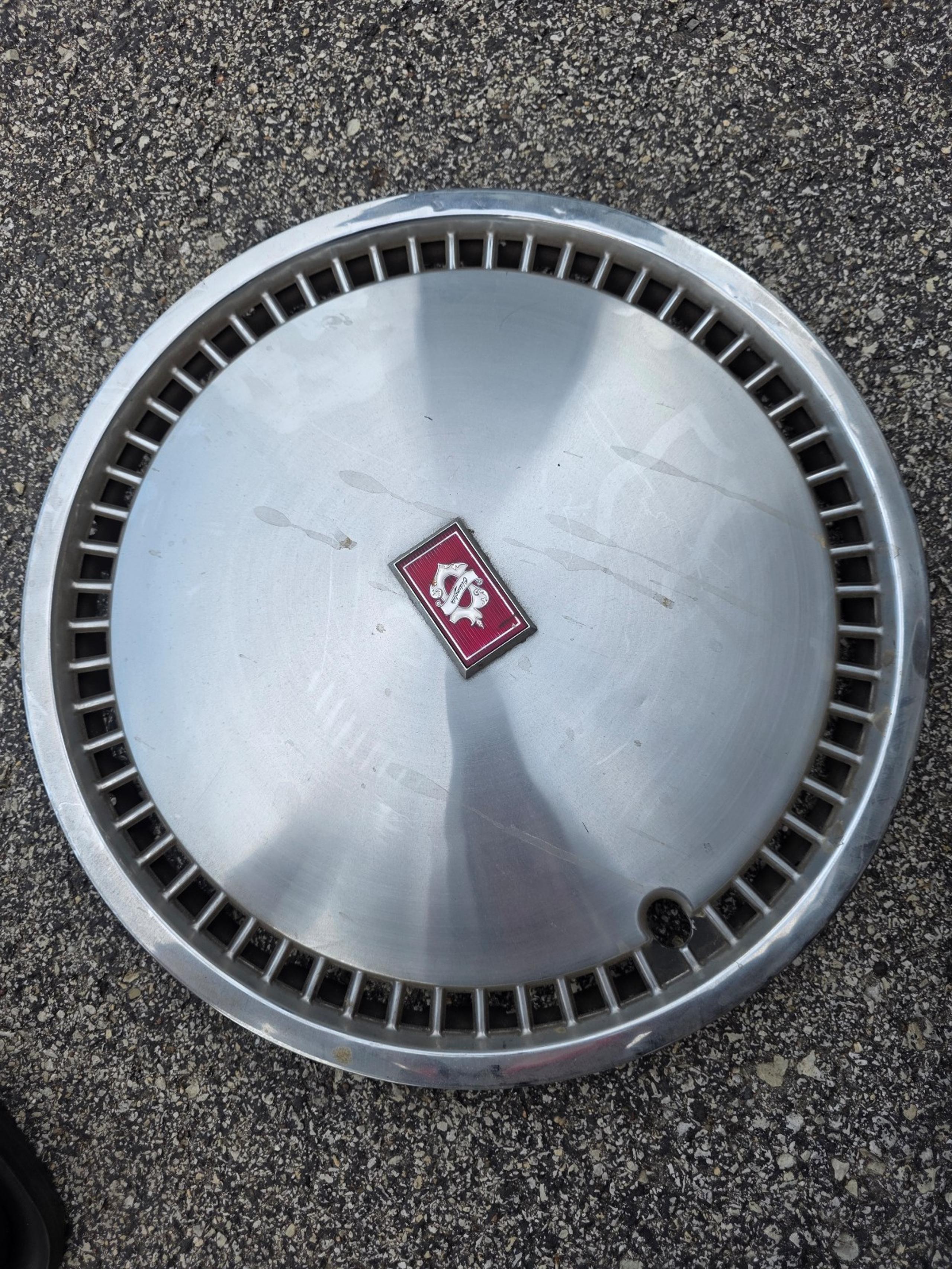 Single Used Oldsmobile 88, 98 and Custom Cruiser 15" hubcap
