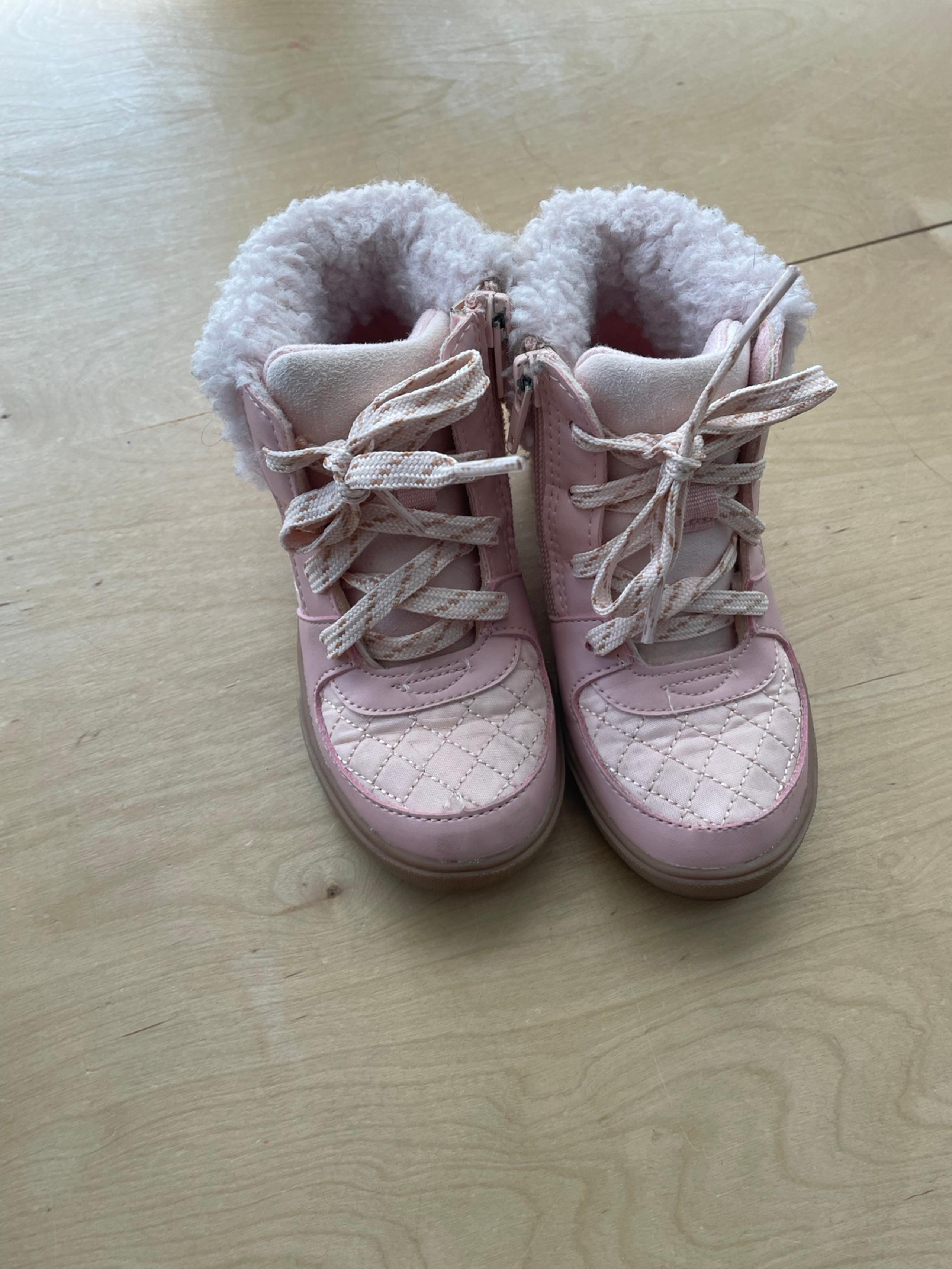 Oshkosh girls shearling style pink boots