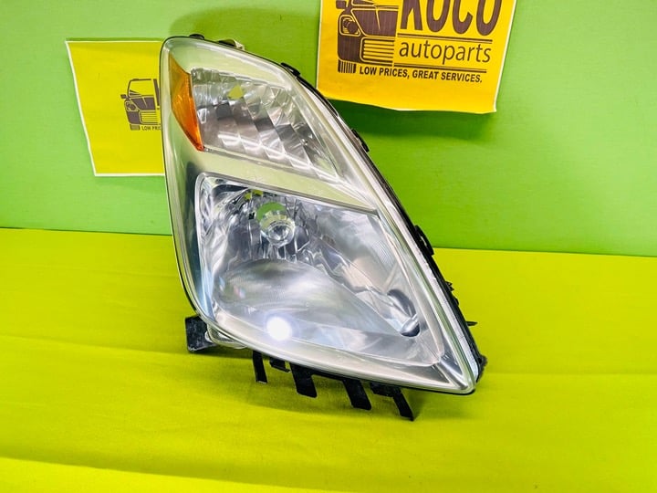 2004 2005 2006 Toyota Prius Halogen Headlight Right/Passenger side OEM