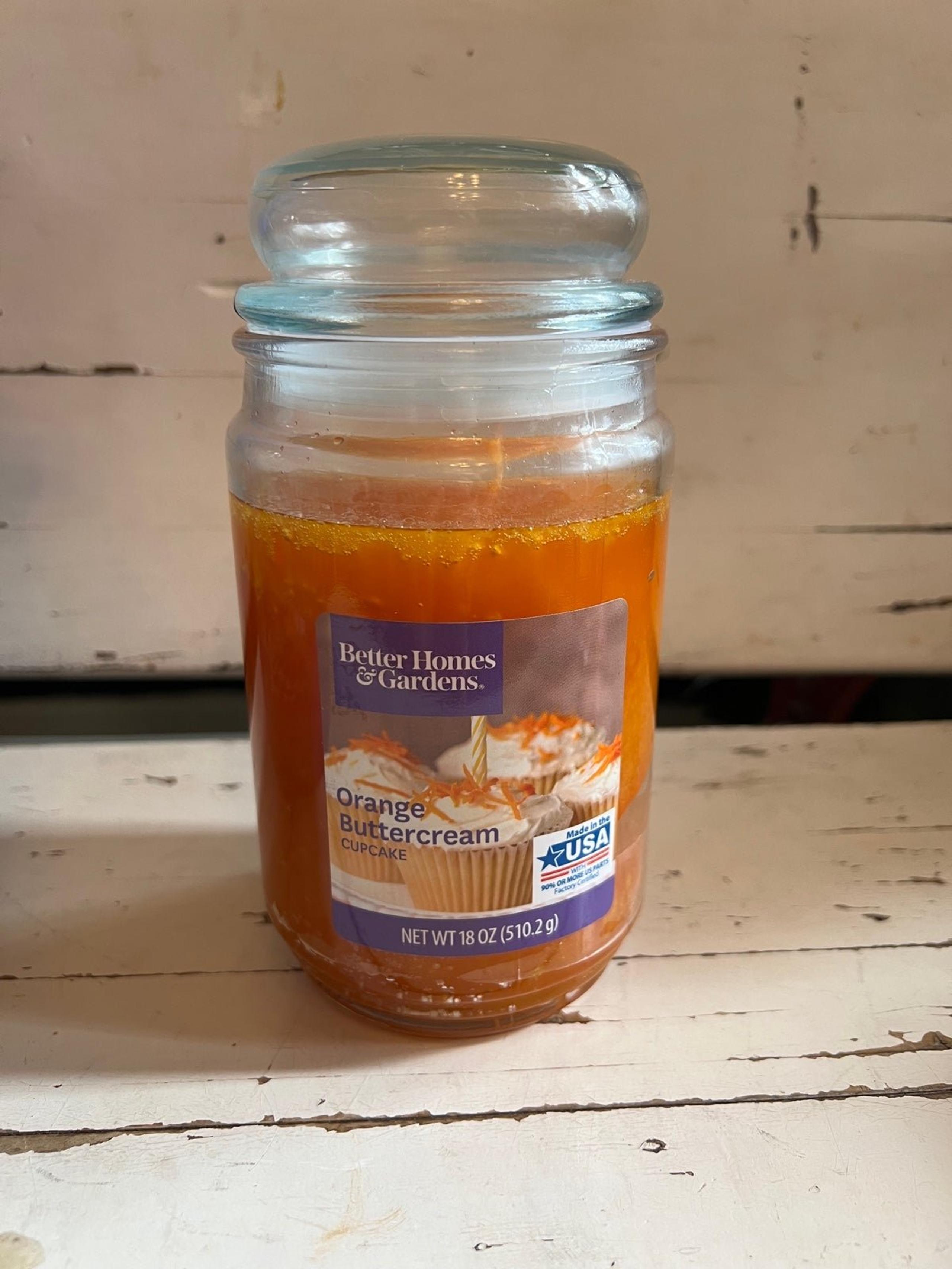 Better Homes & Gardens 18 oz wick candle Orange Buttercream Cupcake