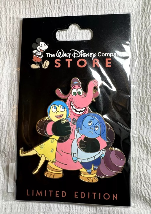 人気が高い Best The Are Hugs TWDC DEC Disney Expo D23 Pin Out Inside ピンズ・ピンバッジ・缶バッジ