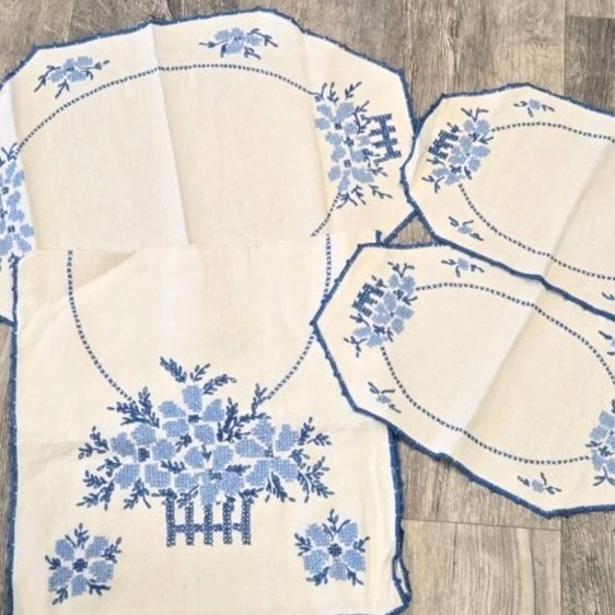 VTG Embroidered Table linen set x4 Blue and white Daisy and fence needlepoint