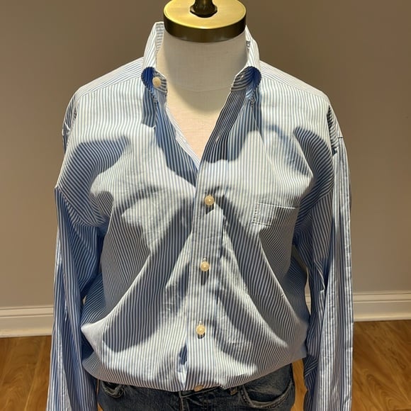 - Vineyard vines light blue pinstripe Murray shirt size Large (M men’s)