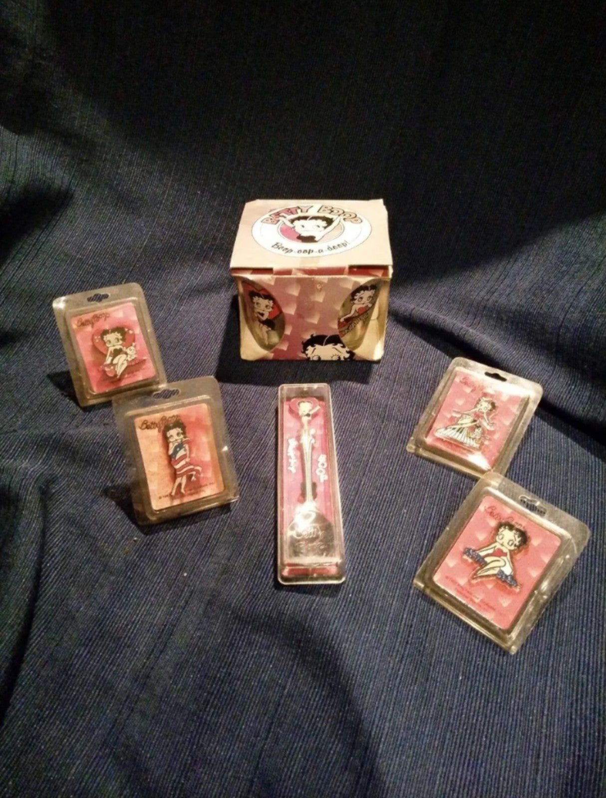 Betty Boop *LOT* - 4 shot glasses, 4 pins, 1 spoon - in boxes with signs of age