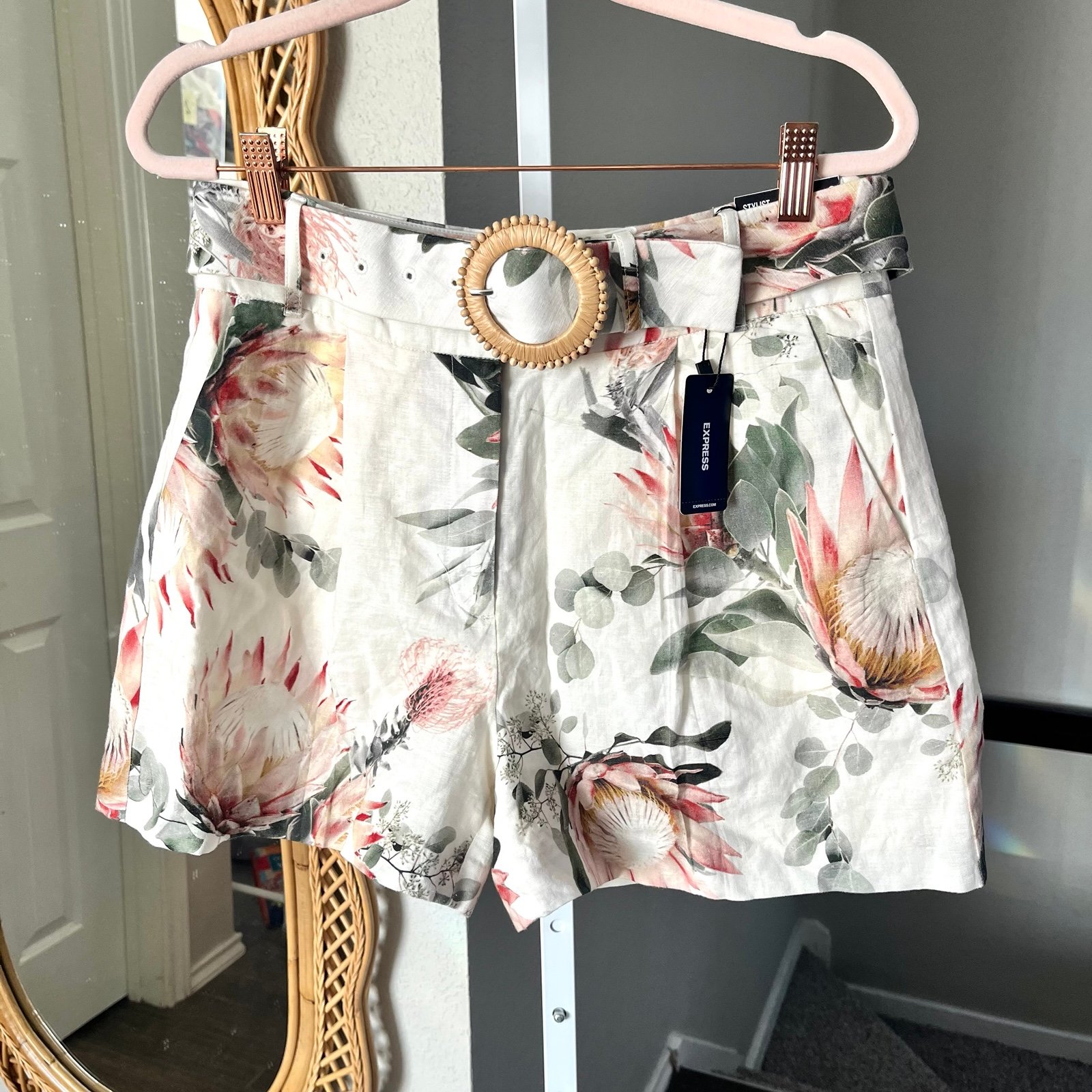 Express NWT Stylist Super High Waisted Linen-Blend Floral Belted Shorts size 6