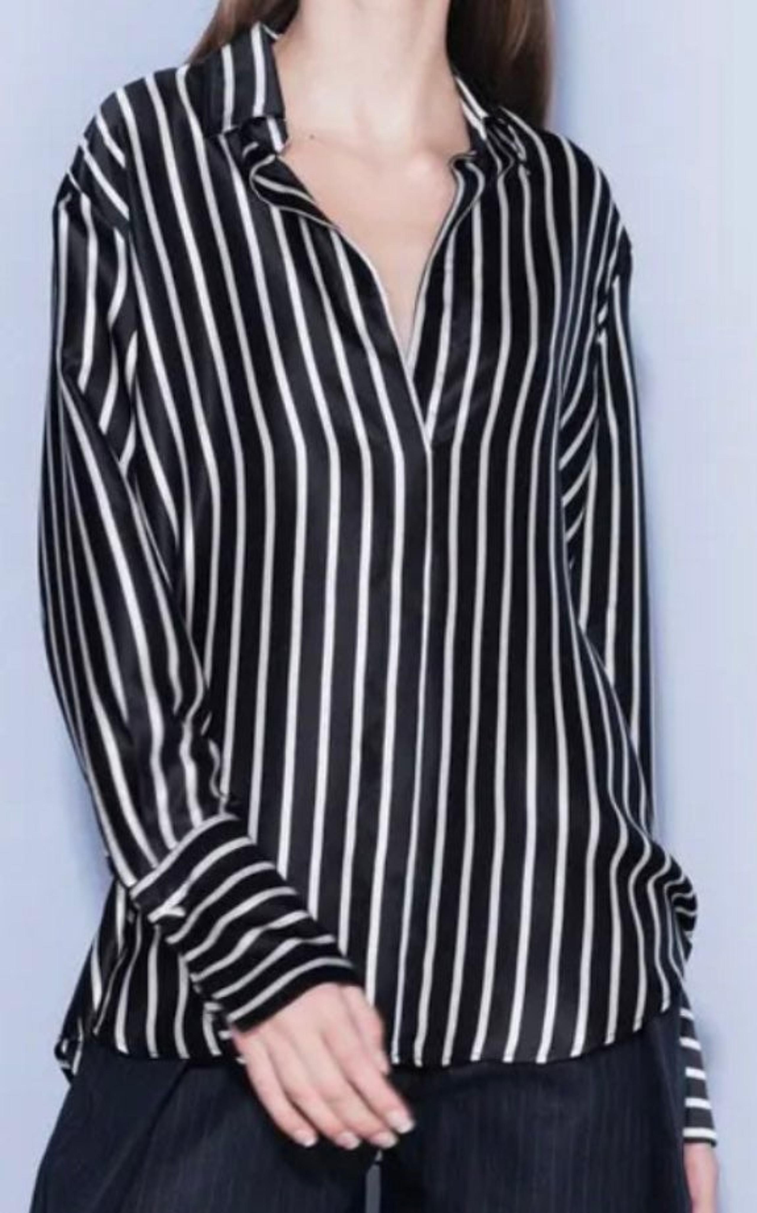 H&M Divided  women Blue & White Striped Blouse size 6