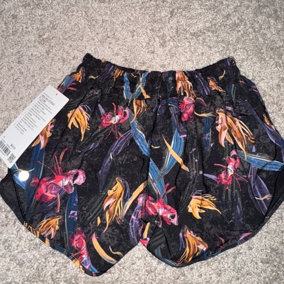NWT Lululemon Hotty Hot LR Short 4