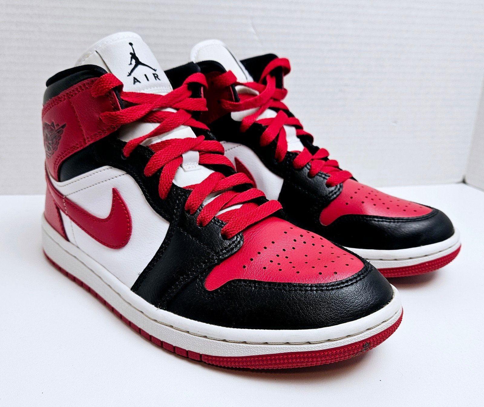 Nike Air Jordan 1 Mid Alternate Bred Toe Red Black BQ6472-079 Women's Size 7