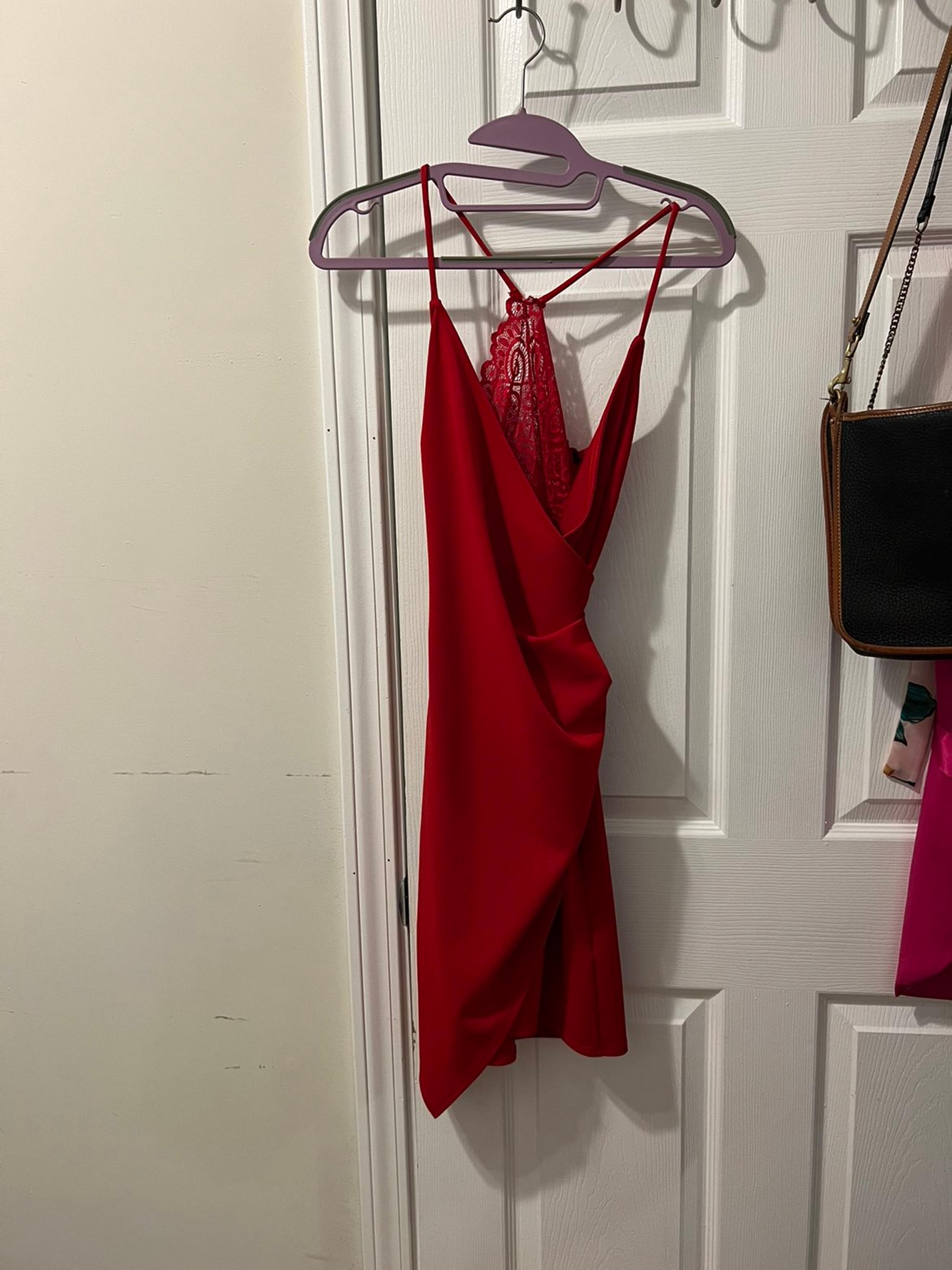 Bodycon red dress with lace back