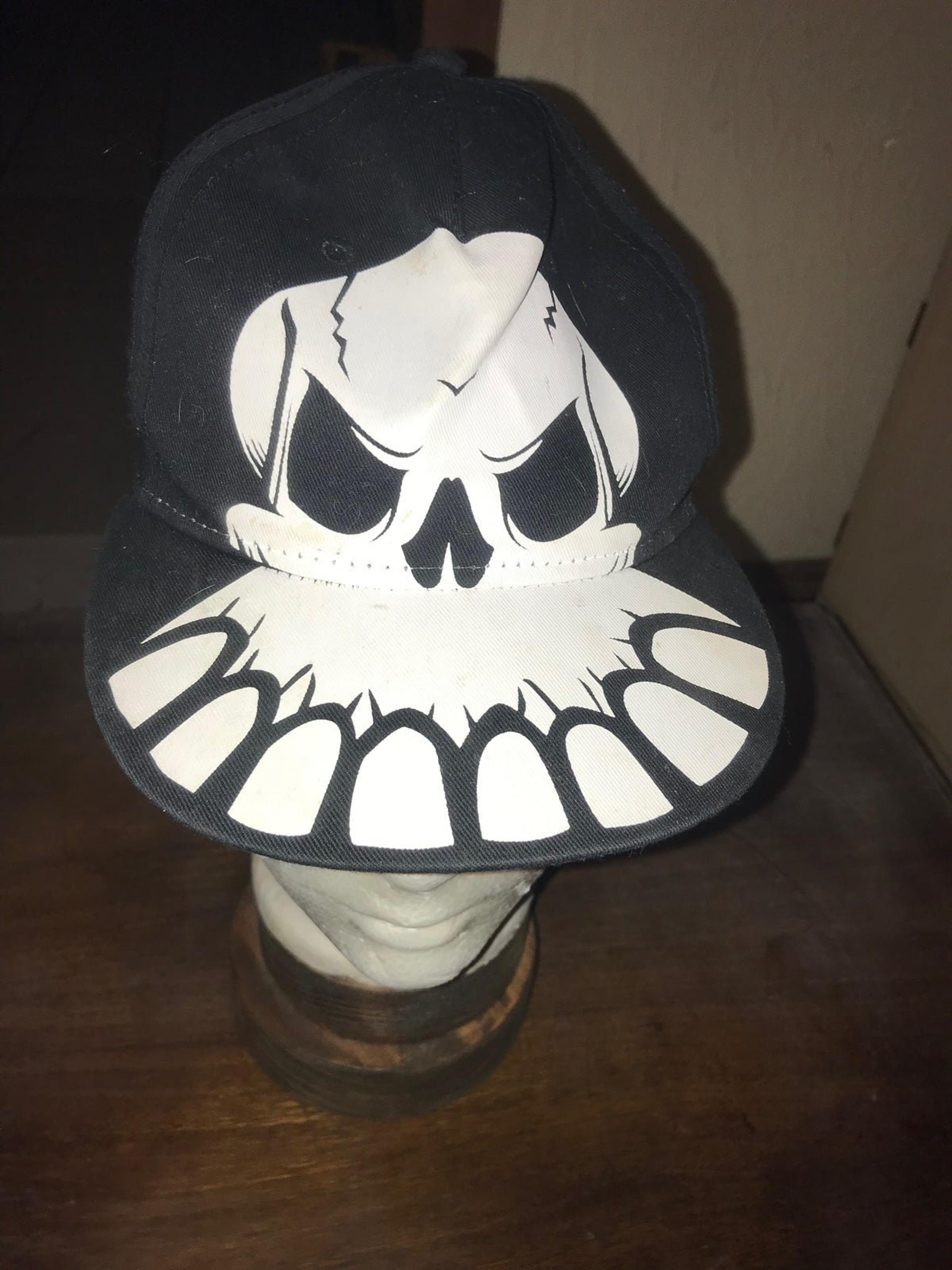 Use black and white skeleton design hat