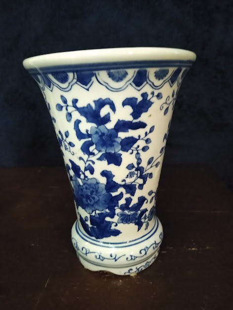 BLUE AND WHITE WIDE MOUTH VASE