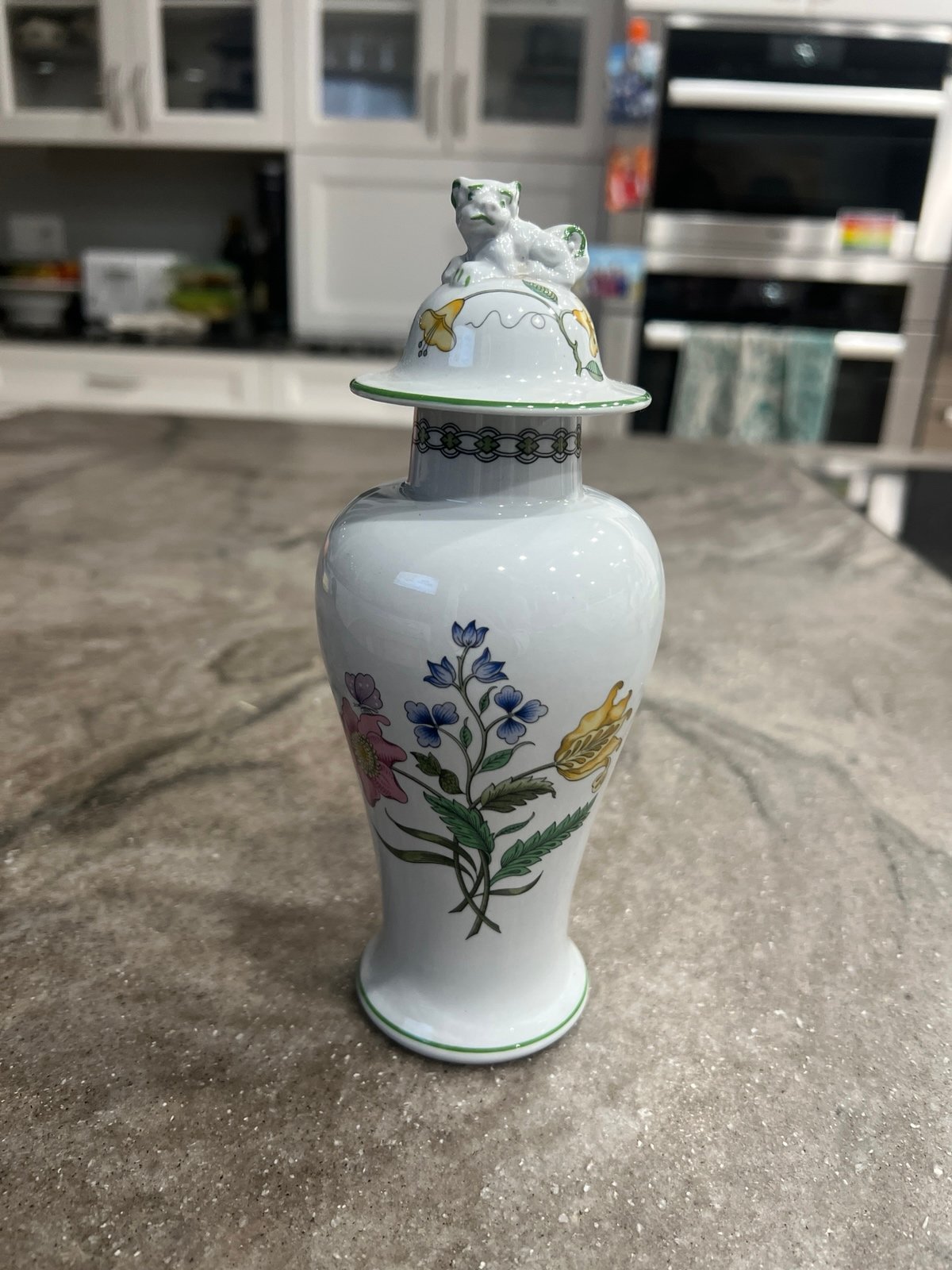 Spode Summer Palace dog covered Vase, rare vintage piece, 71/2” tall