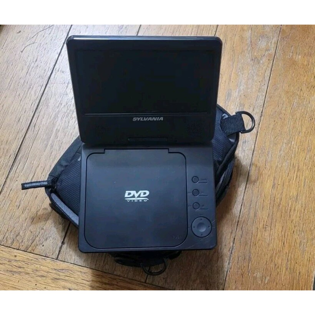 Sylvania Portable DVD Player With Case 7" Screen Sdvd4070B Black EUC