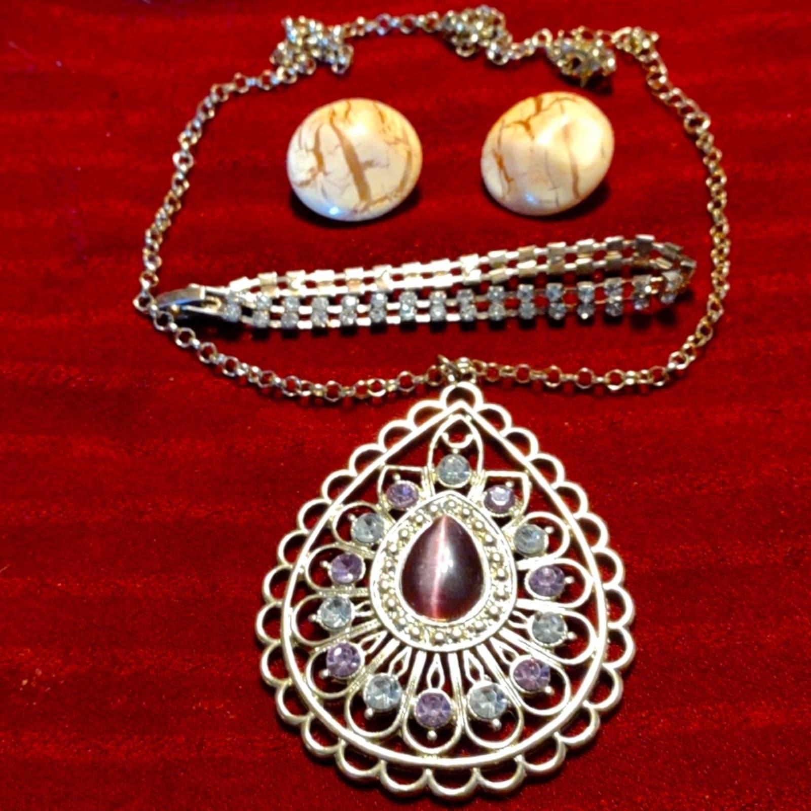 Beautiful vintage jewelry lot
