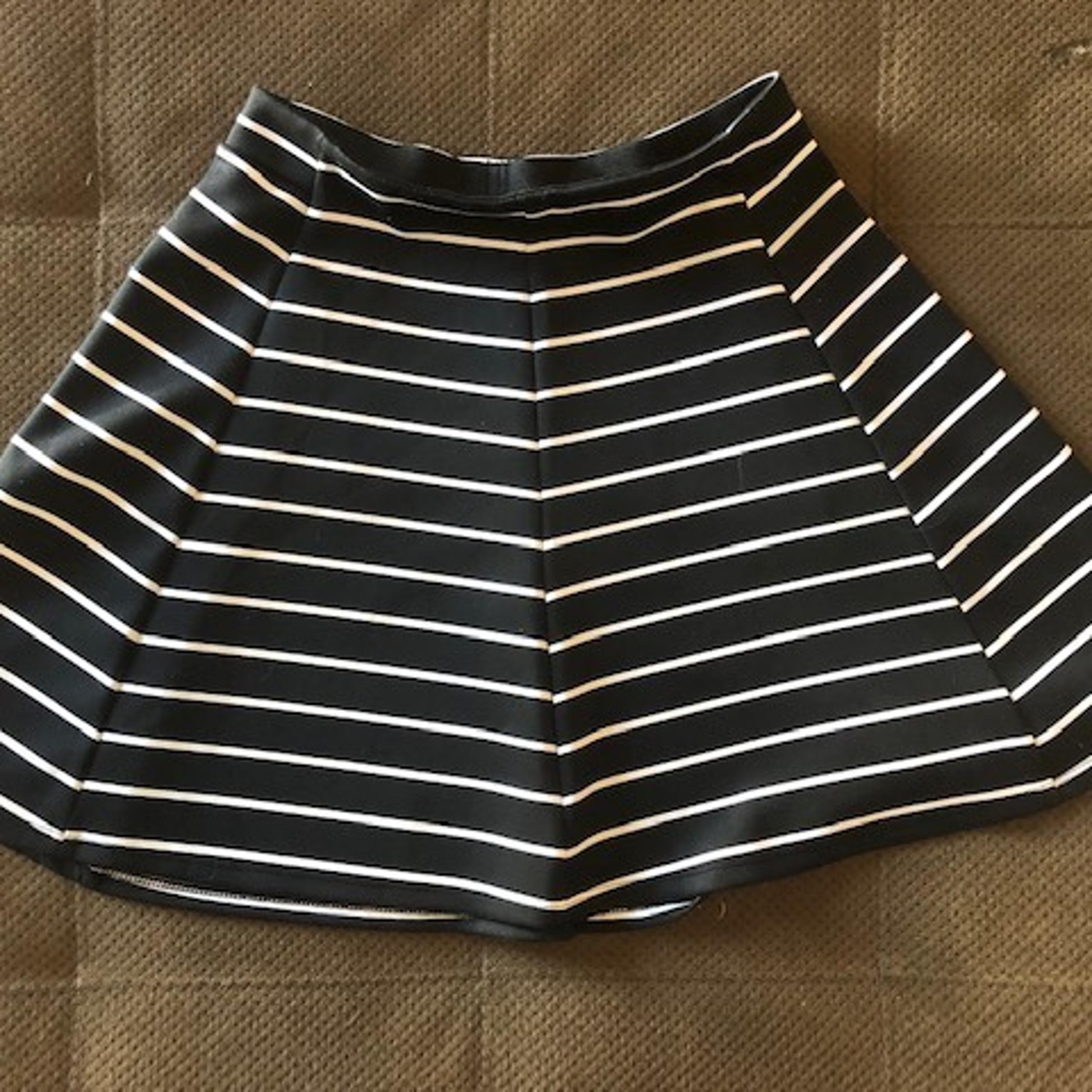 Decree Women's Black and white mini skirt Size medium 8 10