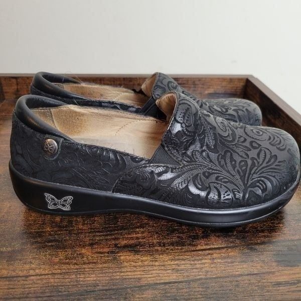 Women’s Alegria Keli Professional – Black Emboss Paisley Clogs 36/6