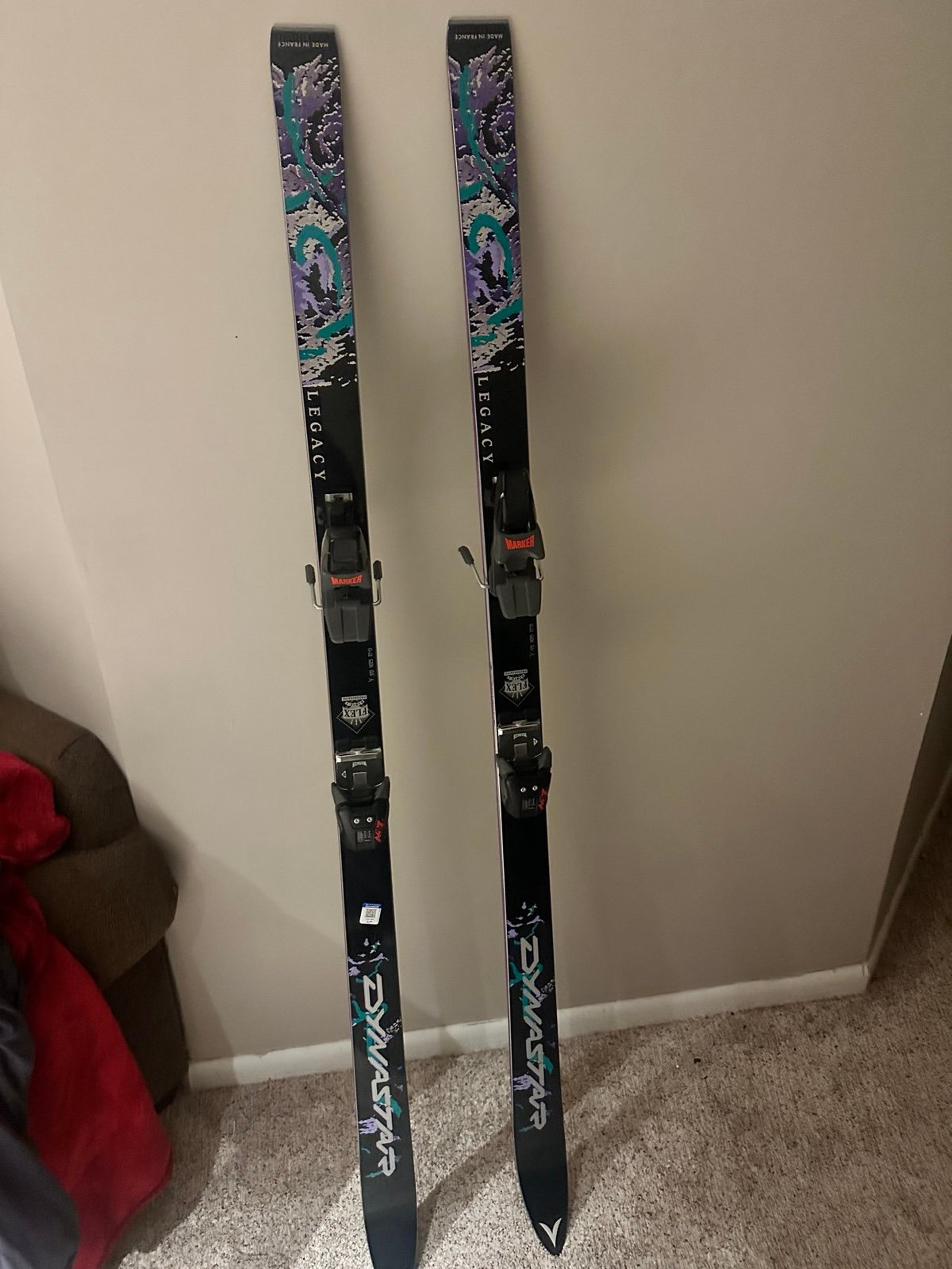 Skiis