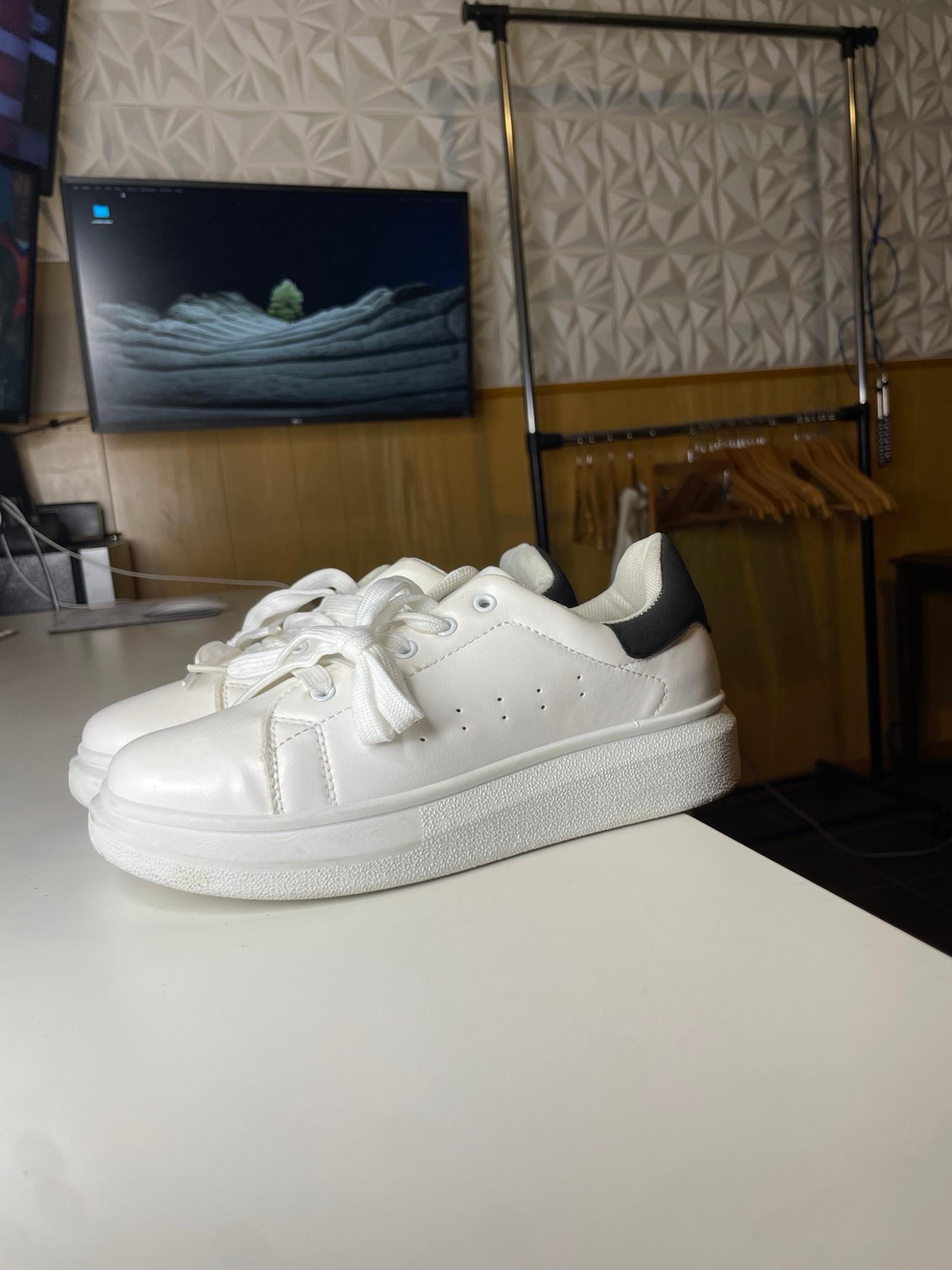 Forever 21 size 7 white women sneakers