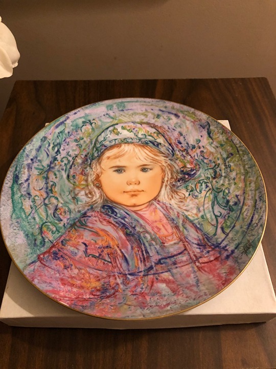 Hibel La Contessa Isabella Collector Plate