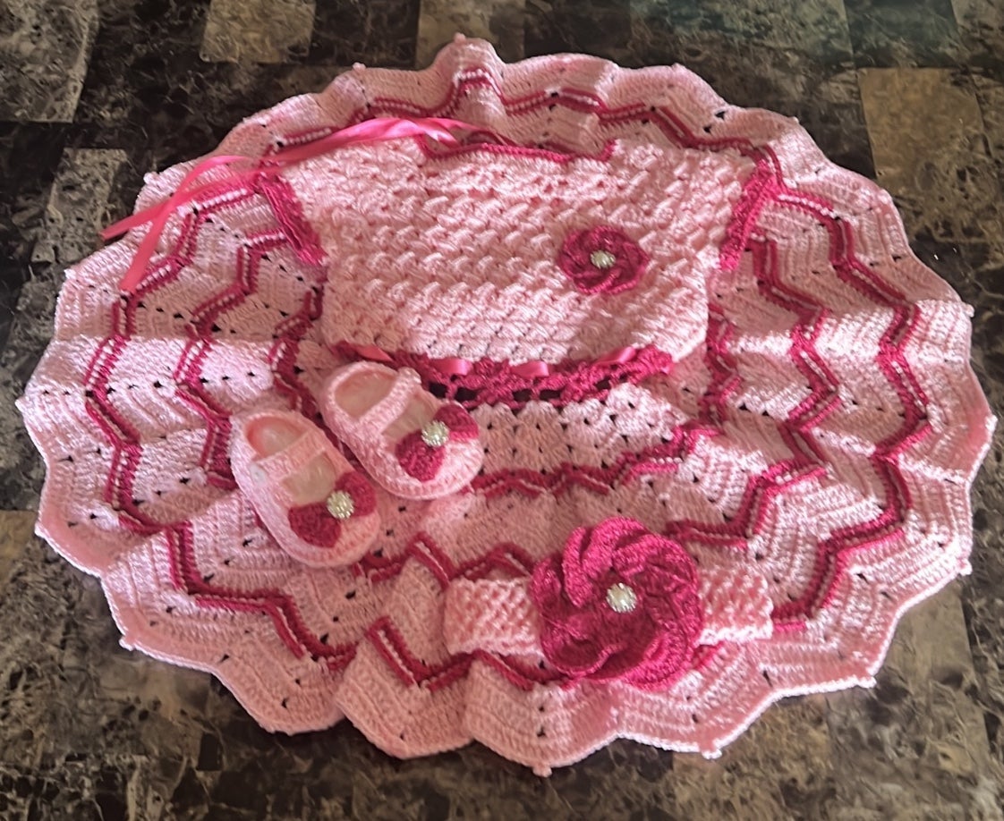 Handmade Cute baby pink dress for babie 3-6 months(crochet)