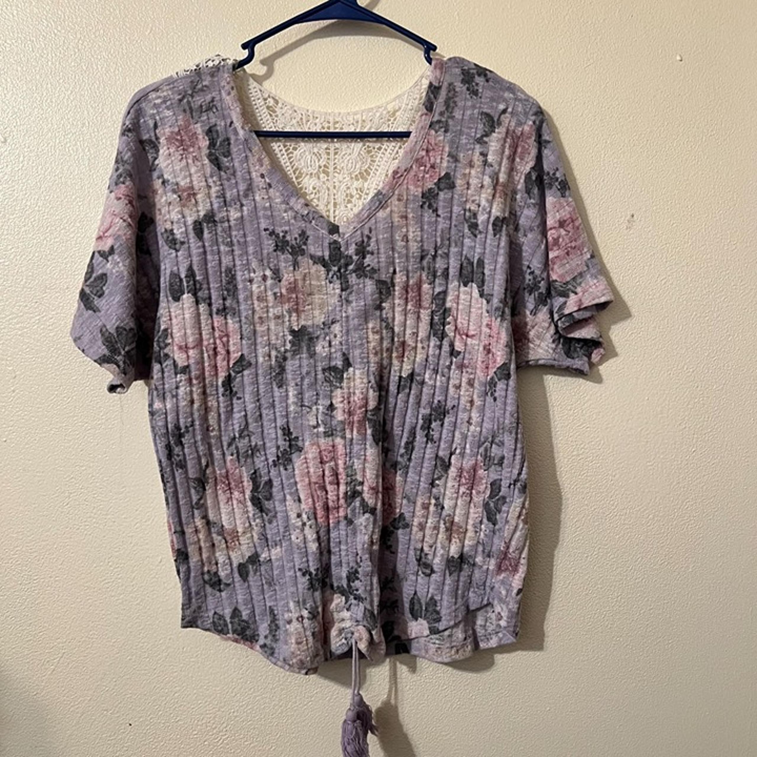Absolutely Famous blouse womens floral lilac with white size S
