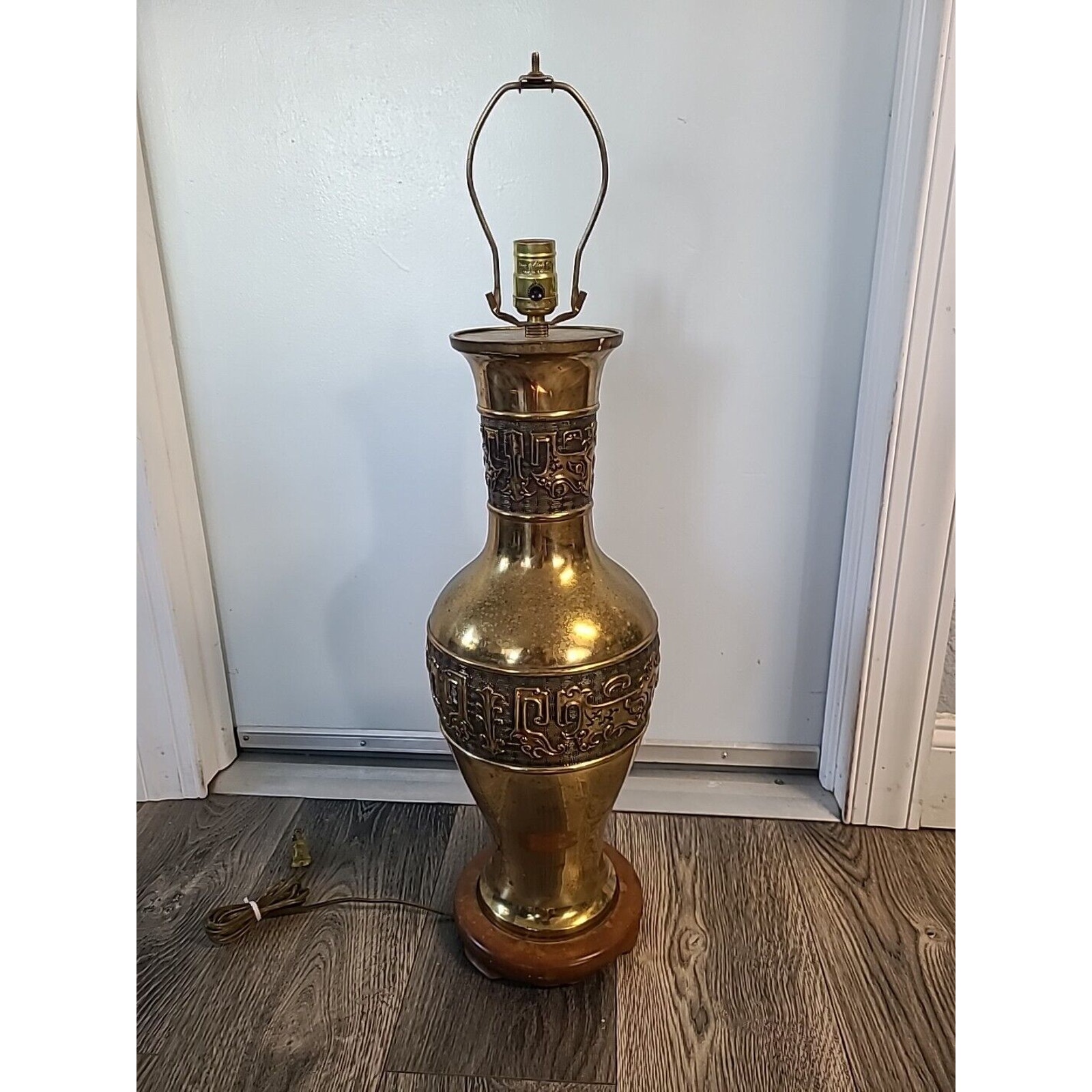 Vintage Mid Century Modern Abstract Brass Handle Urn Table Accent Lamp.