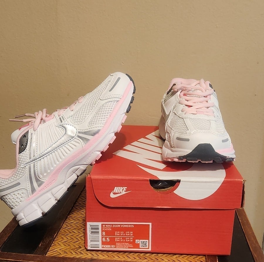 Nike zoom vomero 5 size women 8 and 9