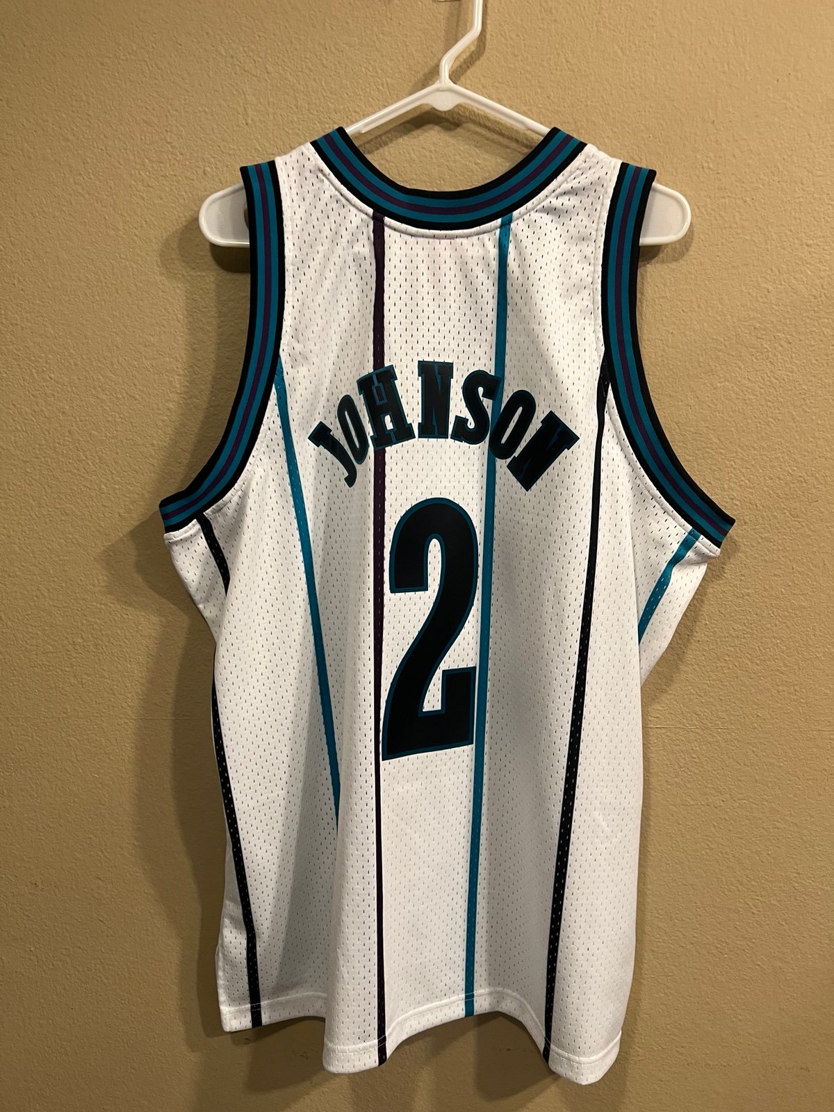 Mitchell & Ness Swingman Charlotte Hornets Alternate 1994-95 Larry Johnson Jersey