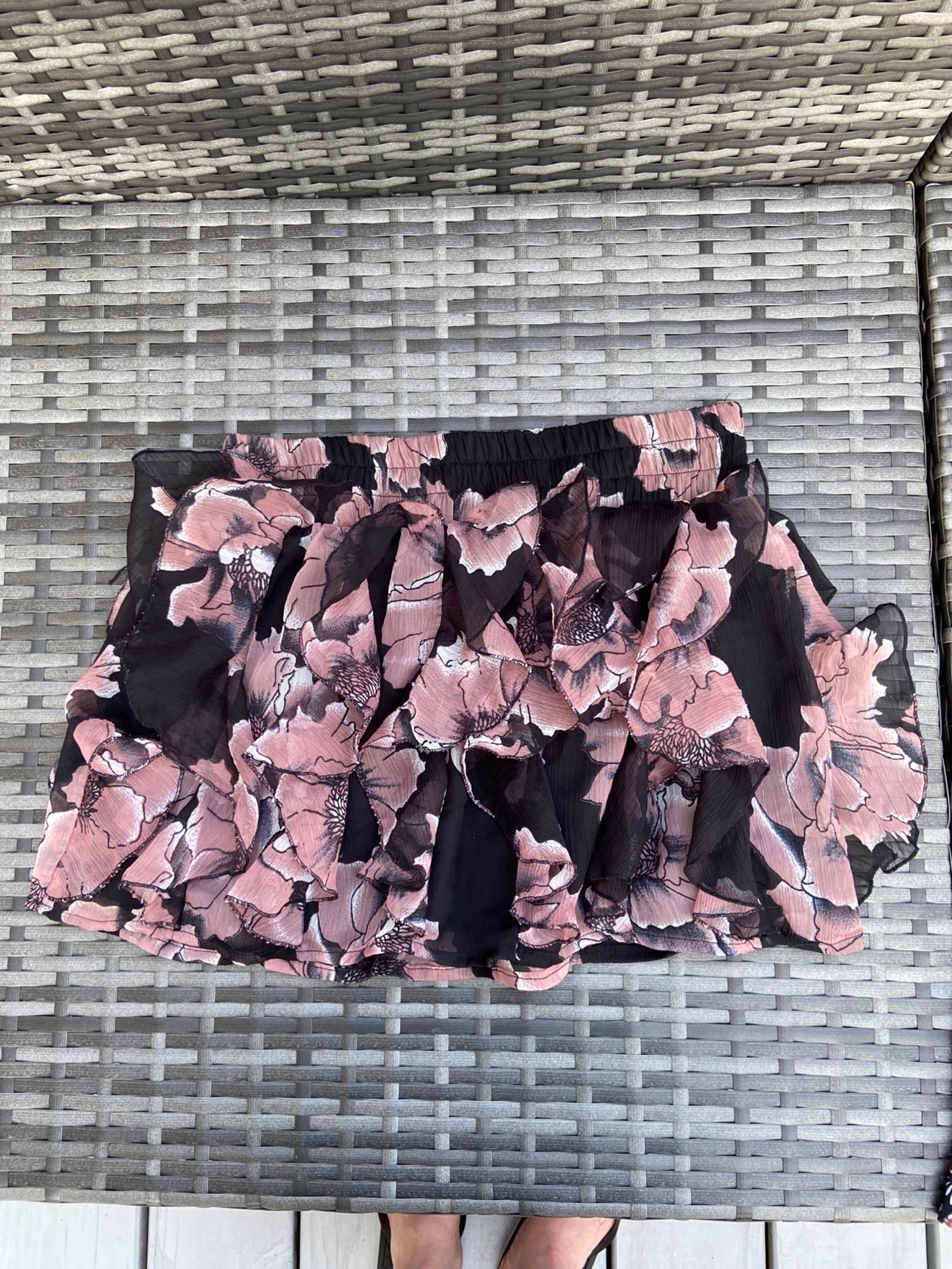 Floral Wet seal mini skirt XS