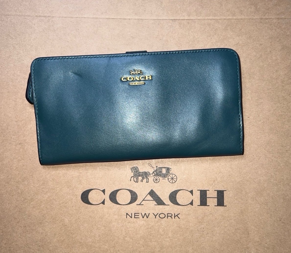EUC COACH Women’s Slim Essential Wallet Green Refined Calf Leather Gold Hardware