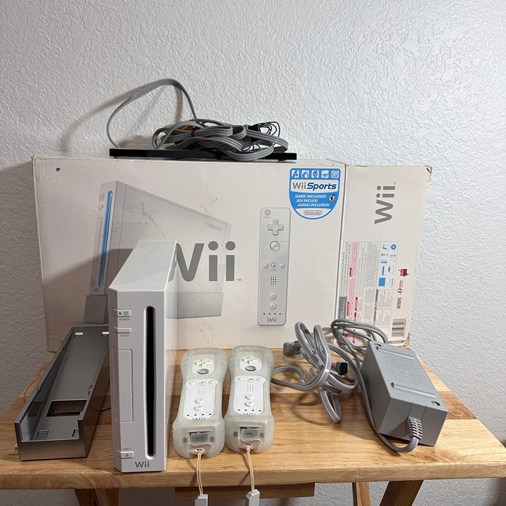 Nintendo Wii RVL-001 Console Bundle W/ Cords 2 Controllers & Sensor Bar Bundle