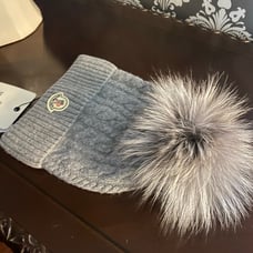 New Moncler beanie with fur